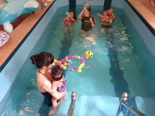 Lợi ích của bơi lội đối với trẻ nhỏ