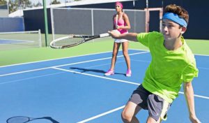 Chơi tennis giúp kết nối thành viên trong gia đình